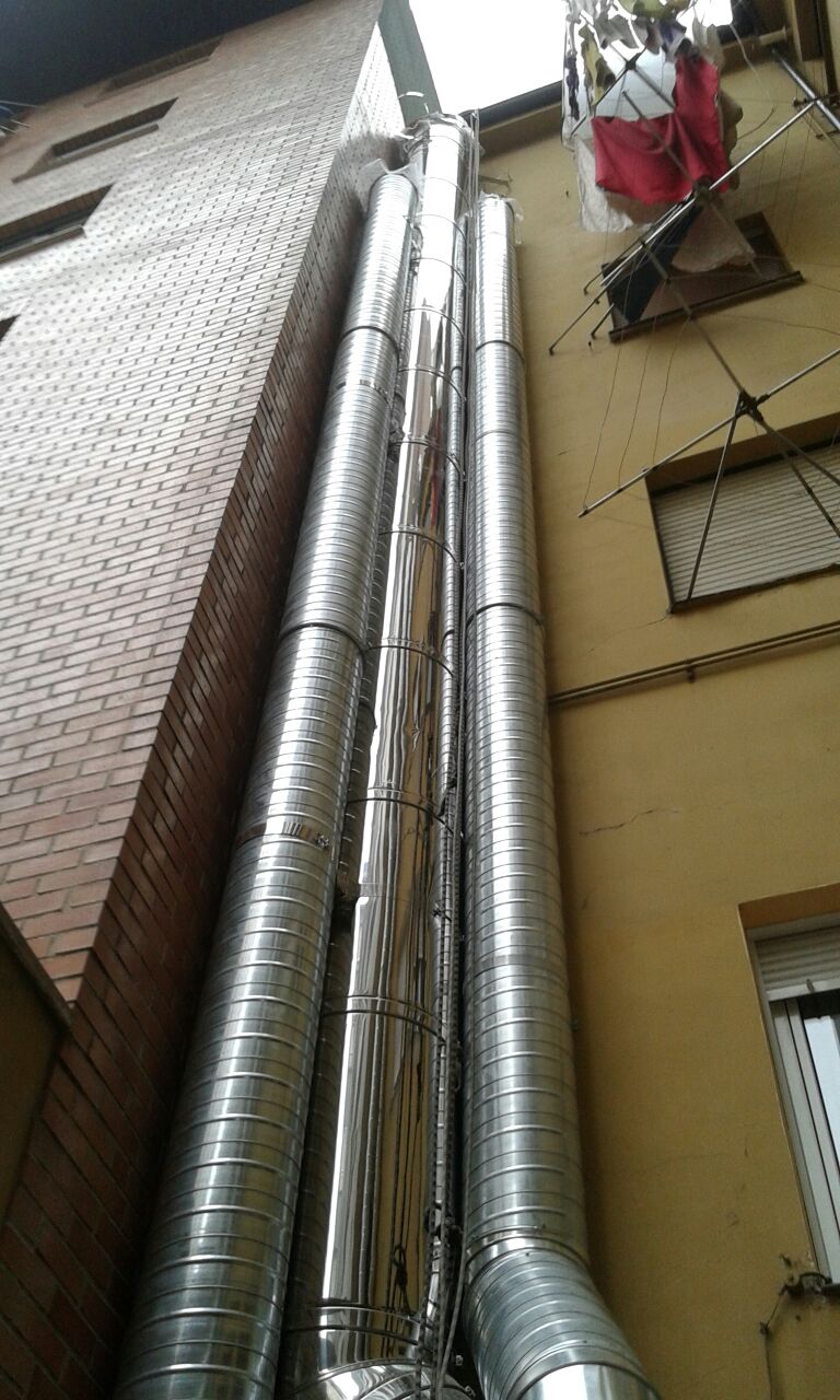 Instalación de conductos metálicos en la fachada de un edificio